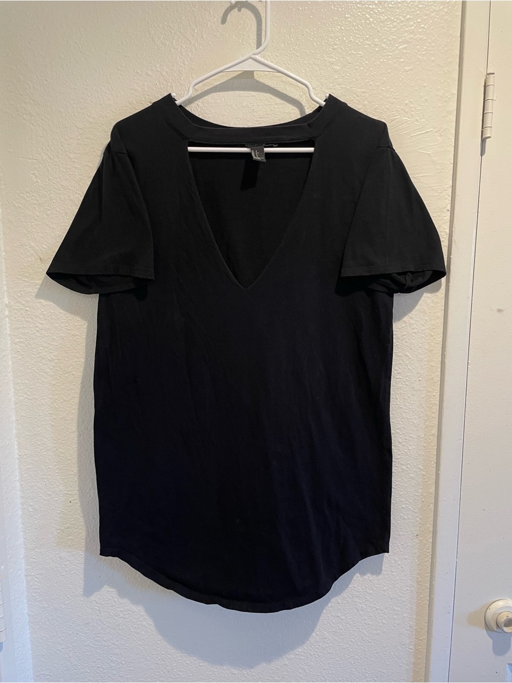 🖤 Forever 21 Contemporary Black Cutout Choker V-Neck Tee • S ✨